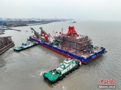 全球大型打桩船在江苏南通下水